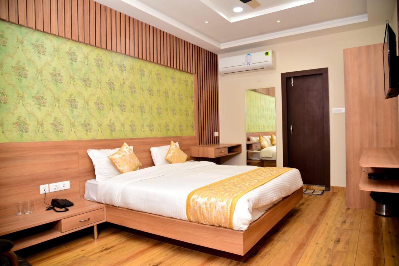 Hotel Olive Crown Lucknow Buitenkant foto