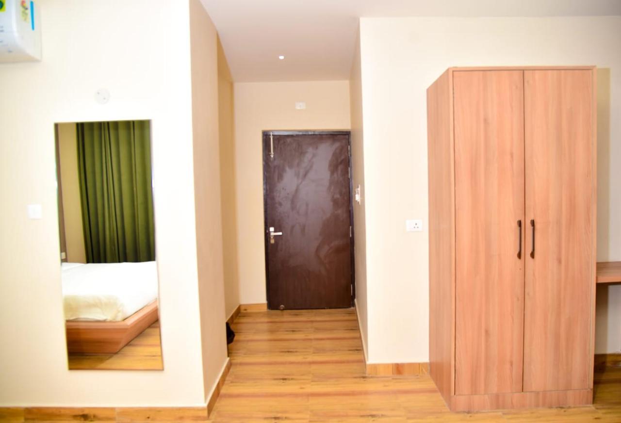 Hotel Olive Crown Lucknow Buitenkant foto