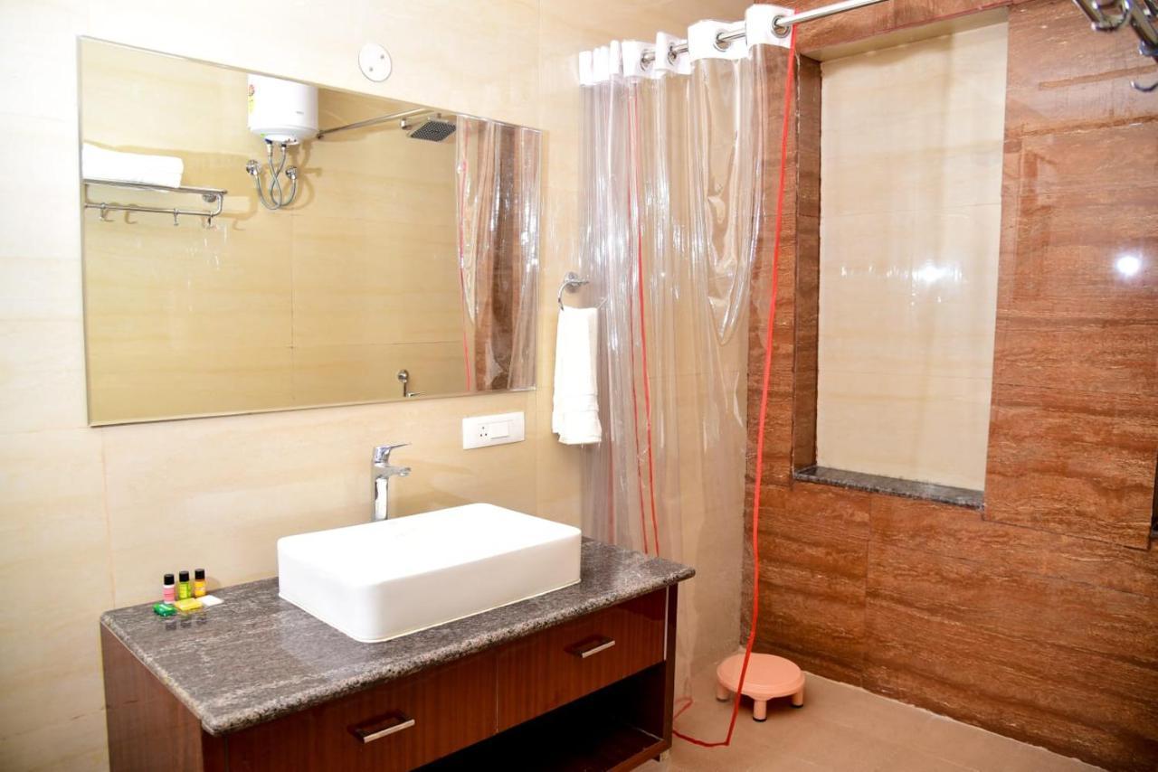 Hotel Olive Crown Lucknow Buitenkant foto