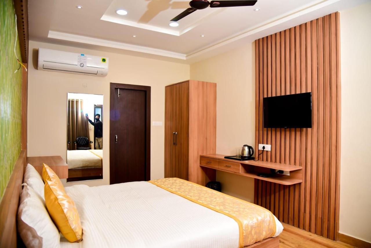 Hotel Olive Crown Lucknow Buitenkant foto