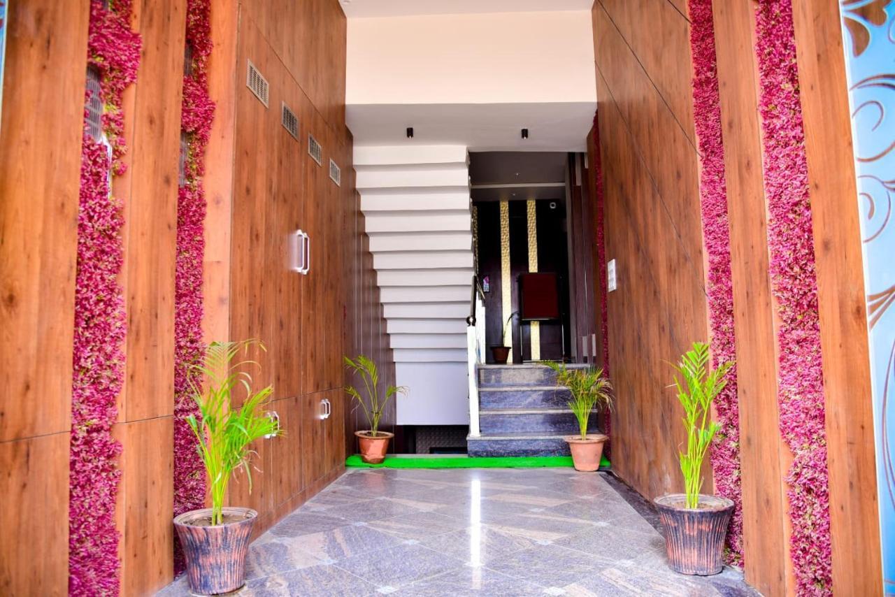 Hotel Olive Crown Lucknow Buitenkant foto