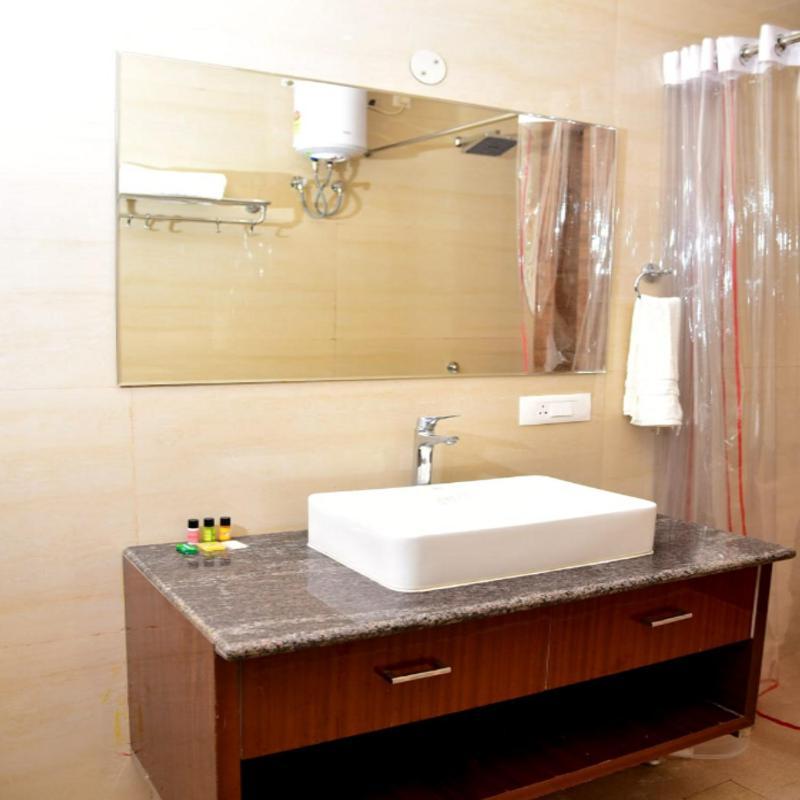 Hotel Olive Crown Lucknow Buitenkant foto