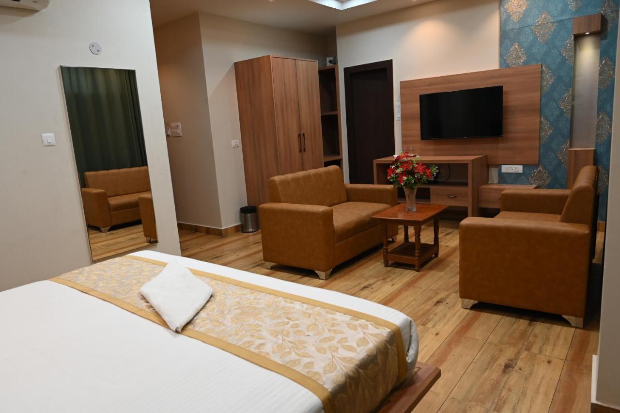 Hotel Olive Crown Lucknow Buitenkant foto